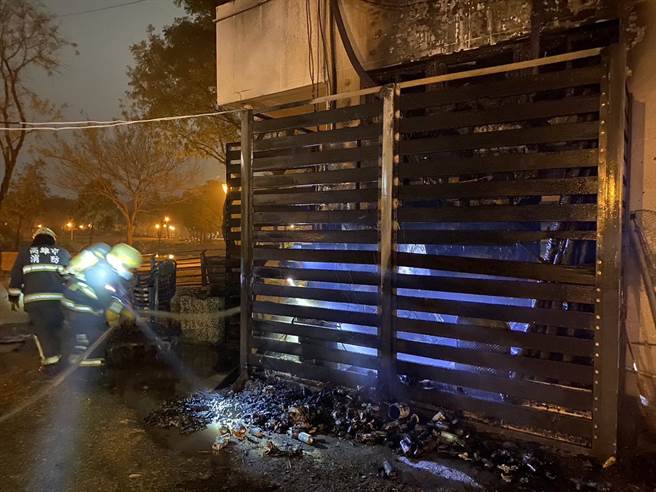 高雄市冈山与左营区26日上午接连发生火警，幸无人员受伤。图为冈山公园日前发生火警情形。（本报资料照片）