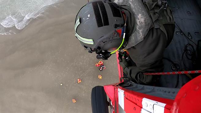 苗栗通霄渔港外海发生竹筏翻覆意外，空中勤务总队出勤救援。（空勤总队提供／陈淑娥台中传真）