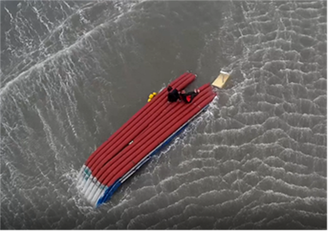 苗栗通霄渔港外海发生竹筏翻覆意外，空中勤务总队出勤救援。（空勤总队提供／陈淑娥台中传真）