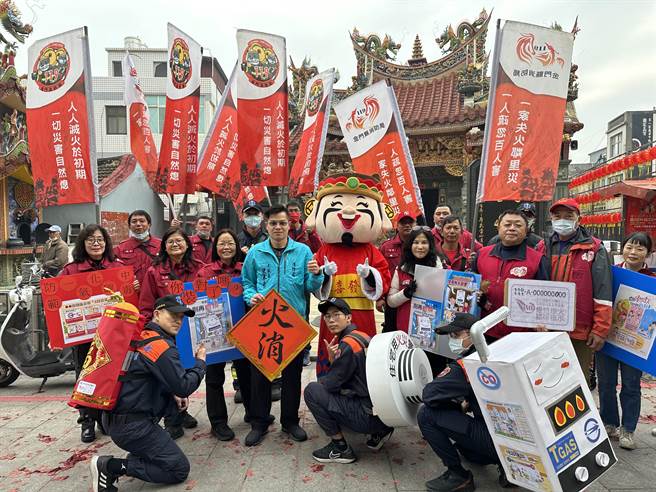 金門打火弟兄展開春節防火大遊行宣導活動，提升民眾防災意識。(圖／金門縣消防局提供)
