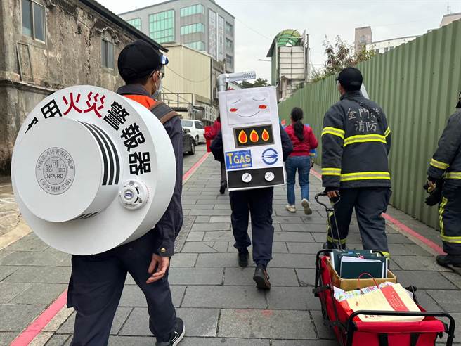 消防隊特別設計製作「瓦斯熱水器、火災警報器、爆竹煙火」模型加入宣導行列，達到寓教於樂的成效。(圖／金門縣消防局提供)