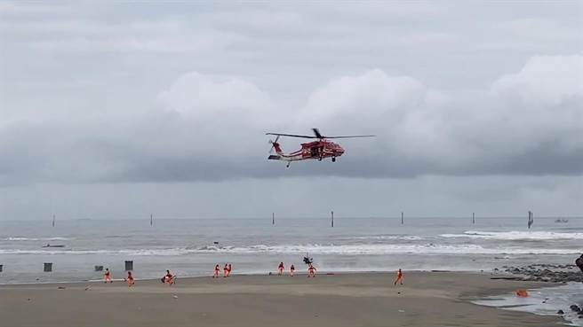 空勤总队救护直升机26日清晨在通宵火力发电厂外海吊挂救出2名渔民。（海巡署第3岸巡队提供／谢明俊苗栗传真）