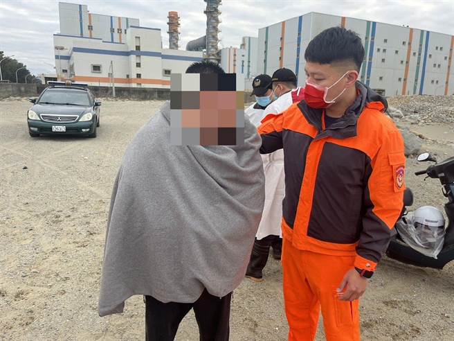 空勤总队救护直升机26日清晨在通宵火力发电厂外海吊挂救出2名渔民。（海巡署第3岸巡队提供／谢明俊苗栗传真）