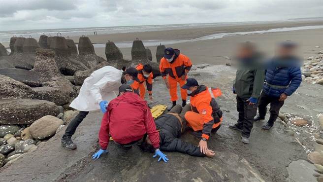 海巡署第3岸游队26日在通宵渔港援救失足受伤钓客。（海巡署第3岸巡队提供／谢明俊苗栗传真）