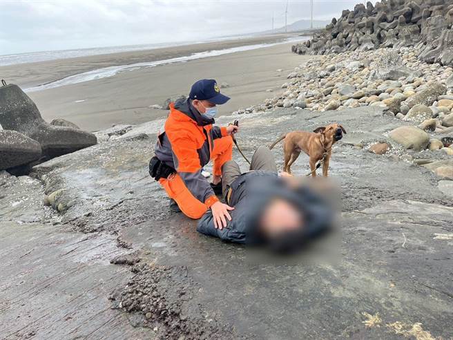 海巡署第3岸游队26日在通宵渔港援救失足受伤钓客。（海巡署第3岸巡队提供／谢明俊苗栗传真）