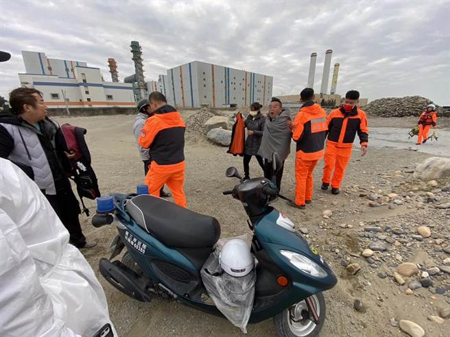 空勤总队救护直升机26日清晨在通宵火力发电厂外海吊挂救出2名渔民。（苗栗县消防局第4大队提供／谢明俊苗栗传真）