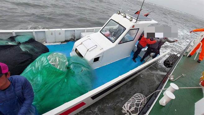 5名男子落海后，陆续由渔船、直升机救上船艇。（海巡署中部分署提供∕吕妍庭嘉义传真）