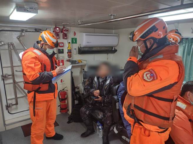 5名男子落海后，陆续由渔船、直升机救上船艇。（海巡署中部分署提供∕吕妍庭嘉义传真）