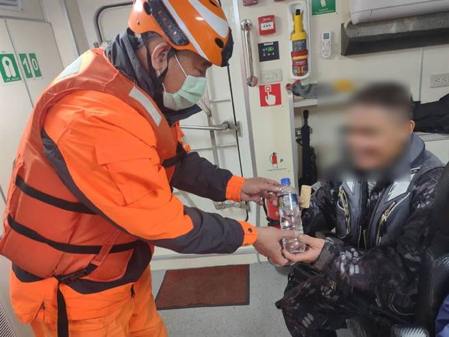 5名男子落海后，陆续由渔船、直升机救上船艇。（海巡署中部分署提供∕吕妍庭嘉义传真）