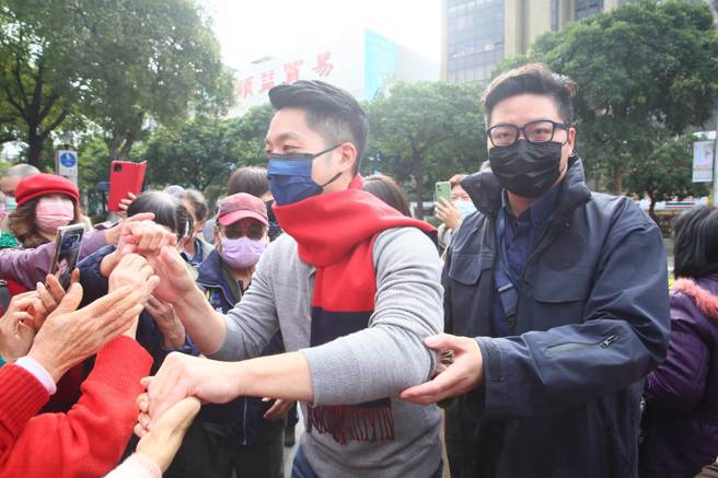 台北市长蒋万安（中）大年初五走访行天宫，并向在场民眾握手致意。（张铠乙摄）