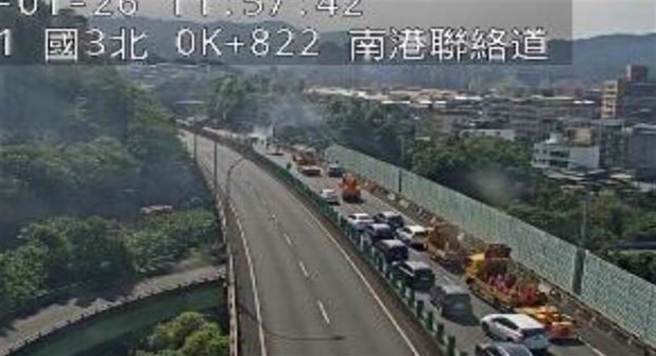 南港联络道发生火烧车意外。（陈鸿伟翻摄）