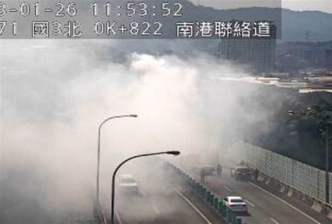 南港联络道发生火烧车意外。（陈鸿伟翻摄）