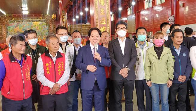 副总统赖清德今（26日）上午到斗六市的六房妈红坛上香，他致词表示，民进党应该要为台湾完成下一个使命就是守护台湾，未来要拚经济、强国防。（周丽兰摄）