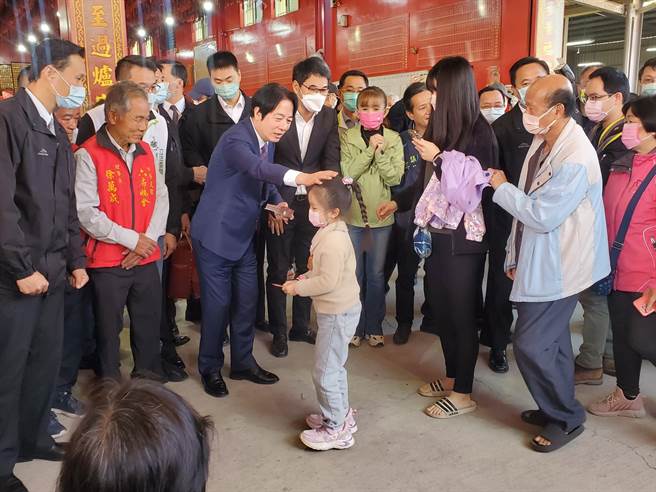 赖清德在六房妈红坛前发红包，约有近千人排队。（周丽兰摄）