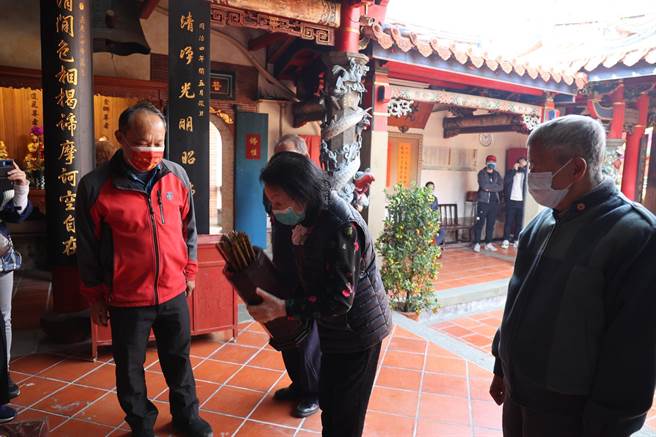 彰化社头清水岩，大年初五抽「国运籤」、「工商籤」、「农牧籤」，整体运势呈现中上。（社头清水岩提供／吴敏菁彰化传真）