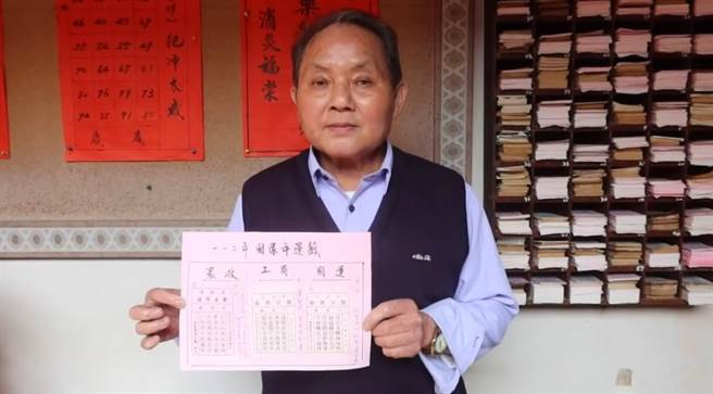 彰化社头清水岩，大年初五抽「国运籤」、「工商籤」、「农牧籤」，整体运势呈现中上。（吴敏菁摄）