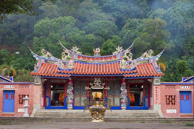 彰化社头清水岩，大年初五抽「国运籤」、「工商籤」、「农牧籤」，整体运势呈现中上。（吴敏菁摄）