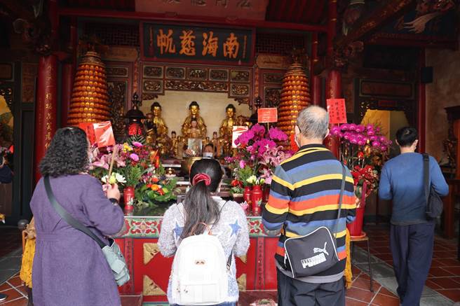 彰化社头清水岩，大年初五抽「国运籤」、「工商籤」、「农牧籤」，整体运势呈现中上。（吴敏菁摄）