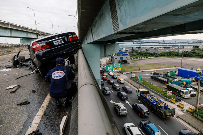 初五遭劫，新北市五股区新五路二段高架桥26日发生一起严重车祸，一名21岁的李姓男驾驶三菱轿车载一男一女，逆向开上高架道路，撞上顺向行驶的60岁黄姓男子，造成黄男当场失去呼吸心跳，虽紧急送医仍宣告死亡，而李男一车三人也送医治疗，详细事故发生原因仍待警方调查；由于严重车祸，警方封锁高架，平面道路出现雍塞。（郭吉铨摄）