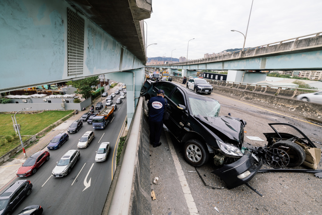 初五遭劫，新北市五股区新五路二段高架桥26日发生一起严重车祸，一名21岁的李姓男驾驶三菱轿车载一男一女，逆向开上高架道路，撞上顺向行驶的60岁黄姓男子，造成黄男当场失去呼吸心跳，虽紧急送医仍宣告死亡，而李男一车三人也送医治疗，详细事故发生原因仍待警方调查；由于严重车祸，警方封锁高架，平面道路出现雍塞。（郭吉铨摄）