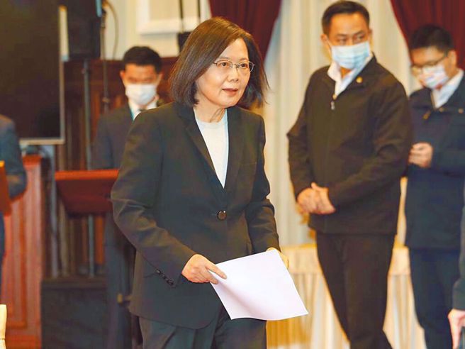 徐巧芯认为，陈建仁组阁恐会让蔡英文（中）全力扩大，届时赖清德恐要担心了。（中时资料照）