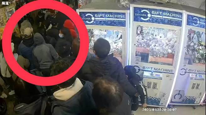 不爽被提醒「不要当前面」，3男痛打老板。（警方提供）