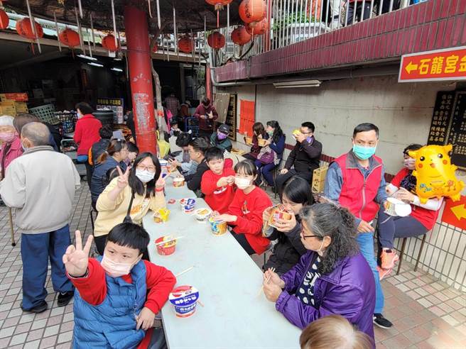 中寮石龙宫大年初一至初四涌进20多万名香客，推估每天至少嗑掉1万5千碗泡麵。（杨静茹摄）