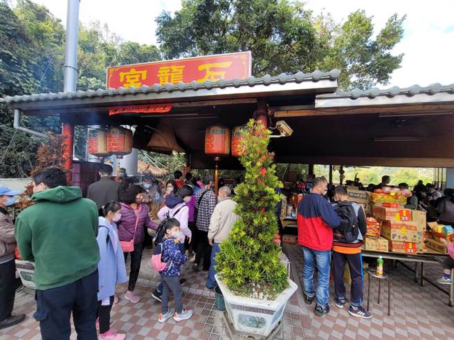 春节期间造访石龙宫的香客络绎不绝，「拜泡麵、吃泡麵」成了该土地公庙的特色。（杨静茹摄）