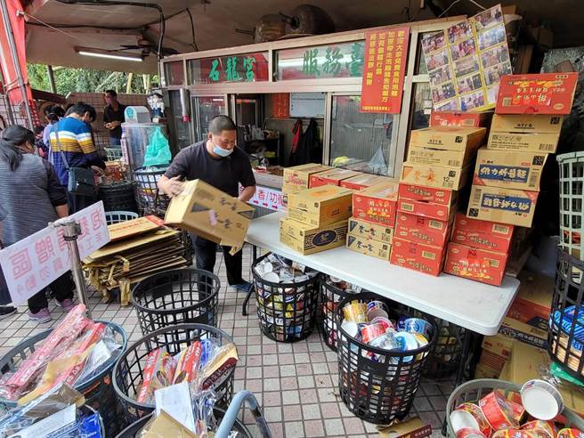石龙宫工作人员每天得拆约500箱泡麵，拆箱拆到手软。（杨静茹摄）