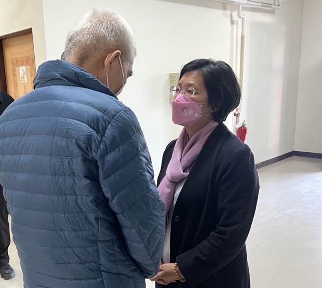 彰化县长王惠美也南下高雄，前往高雄第二殡仪馆桥头分馆向高伟伦家属慰问、拈香致意、致赠慰问金，除了遗憾不舍外，更对毒驾、酒驾行为表达最严厉的谴责。（彰化县政府提供／吴敏菁彰化传真）
