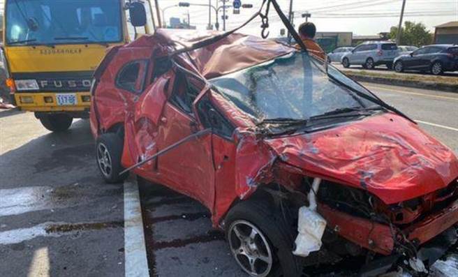 吴嫌毒驾，撞死警察，驾驶轿车也翻滚成烂铁，人却抛出车外，没有大碍，还否认服毒，导致夺走一位年轻警察的生命。（民眾提供／吴敏菁彰化传真）