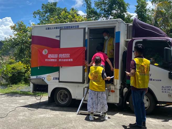 听力评估巡迴车至社区为民眾服务。（高雄社会局提供／林瑞益高雄传真）