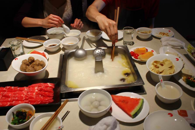 上班族遭裁员，去海底捞打工竟拿到更高时薪。（示意图／Shutterstock）