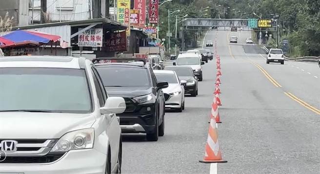 大年初五苏花路廊北上车潮涌现，新城警分局在进入苏花方向崇德段，进行分流管制。（警方提供）