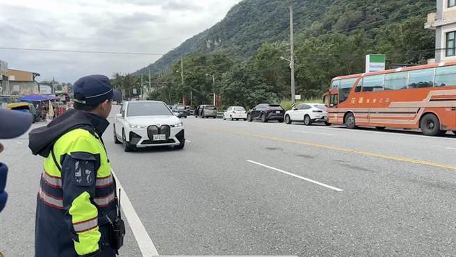 新城警分局在沿线重要路段派警力疏导，尤其太鲁阁大桥南北端、崇德管制站车流量多，车速缓慢。（警方提供）