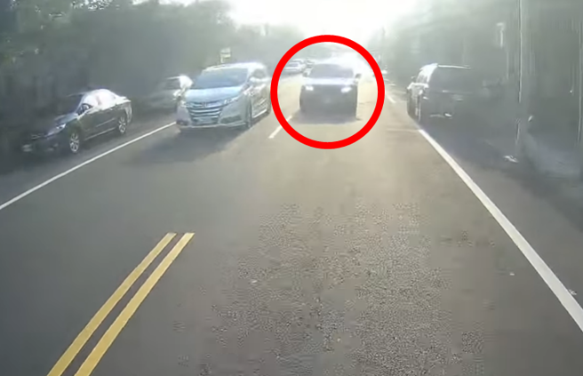 一名骑士行驶在路上，突然一辆轿车从正前方「逆向迎面」驶来，骑士狂按喇叭后急煞大骂对方，对方车主这时竟回说「没看到我打超车灯是不是」。（翻摄自YouTube频道「WoWtchout - 地图型行车影像分享平台」）