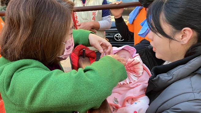 王爷奶奶在大年初二回到娘家麟洛乡后，紧接在初五举行「巡男丁悬凤灯平安遶境」，为乡内幼童添福添寿、祈求平安。（谢佳潾摄）