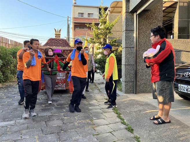 王爷奶奶在大年初二回到娘家麟洛乡后，紧接在初五举行「巡男丁悬凤灯平安遶境」，为乡内幼童添福添寿、祈求平安。（谢佳潾摄）