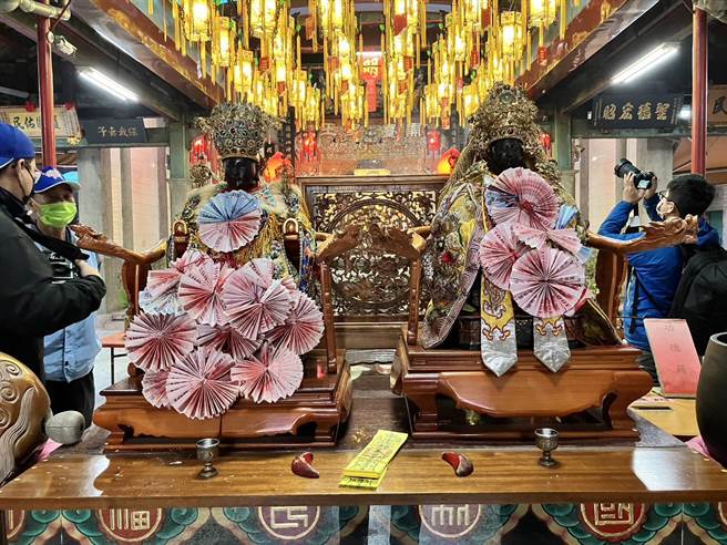 王爷奶奶在大年初二回到娘家麟洛乡后，紧接在初五举行「巡男丁悬凤灯平安遶境」，为乡内幼童添福添寿、祈求平安。（谢佳潾摄）