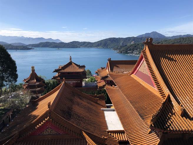 日月潭文武庙背山面水，可以眺望美丽的日月潭风光。（杨静茹摄）
