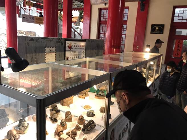日月潭文武庙举行「台湾原石文创平安龟联展」，51名作者共展出450件作品。（杨静茹摄）