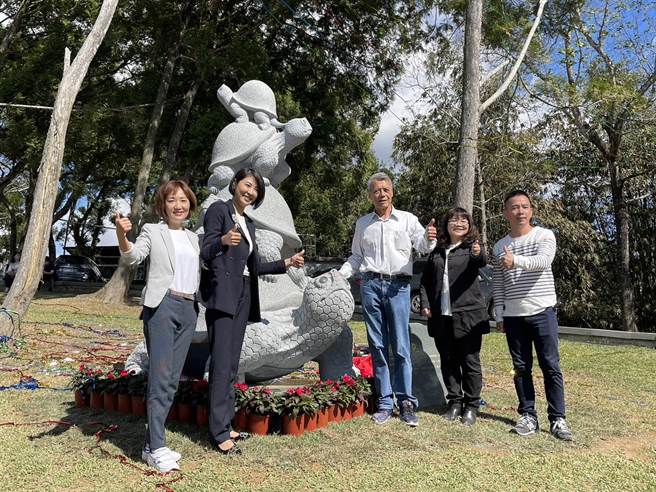 日月潭文武庙后山公园，今年多了3座高2.8公尺的原石福龟。（民眾提供／杨静茹南投传真）