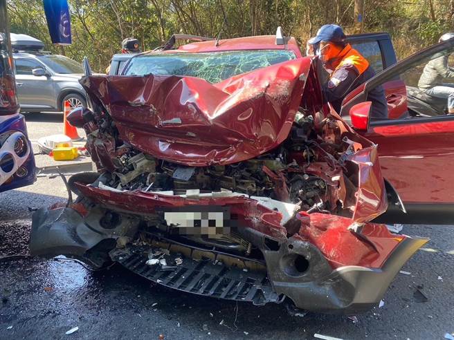 高雄市美浓区一辆汽车26日下午在中华路（台28线42公里处）因不明原因逆向撞击一辆游览车，汽车毁损严重。（翻摄照片／林瑞益高雄传真）