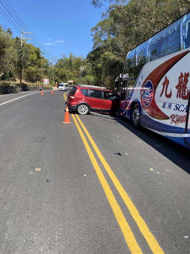 高雄市美浓区一辆汽车26日下午在中华路（台28线42公里处）因不明原因逆向撞击一辆游览车，图为车祸现场。（翻摄照片／林瑞益高雄传真）