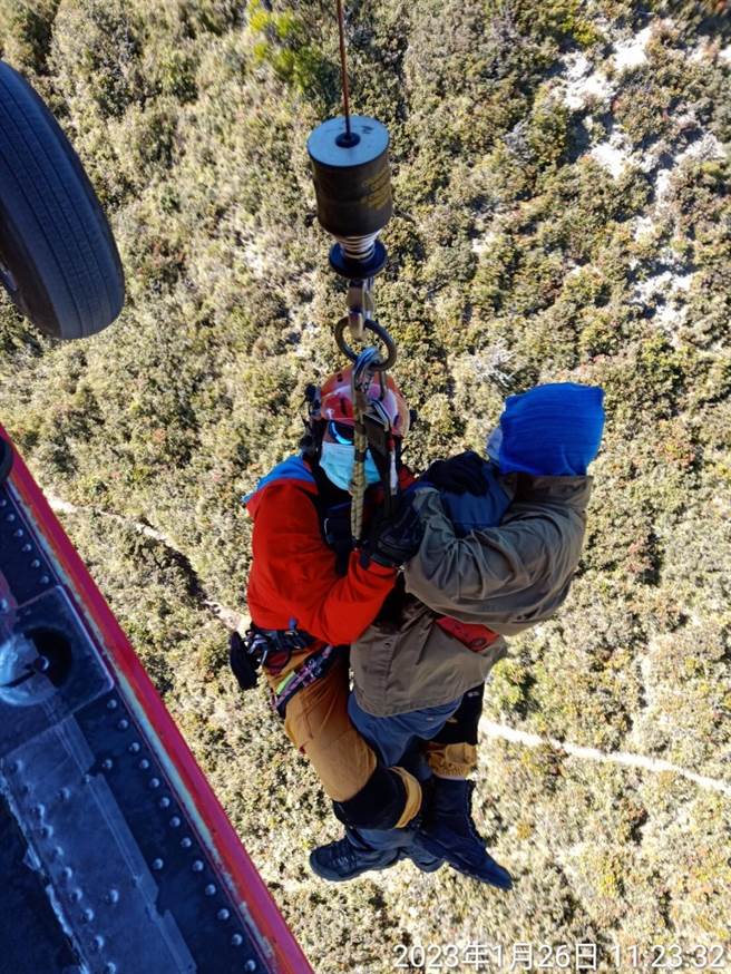 1名山友在南横时疑高山症发作，自行报案求助，台东县消防局联合空勤直升机救援，吊挂成功后送治疗。（空中勤务总队第3大队第3队提供／蔡旻妤台东传真）