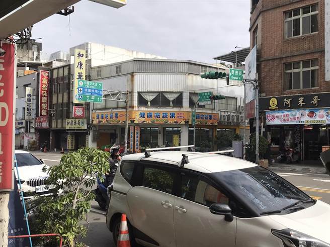 桃園一輛轎車停在夾娃娃機店門口，被人用筆在擋風玻璃上寫滿抱怨文，警方將依規定開罰。（翻攝自臉書「桃園爆報（二）／蔡依珍桃園傳真」）