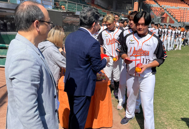 张圣豪（右）新球季改披统一狮战袍。（毛琬婷摄）