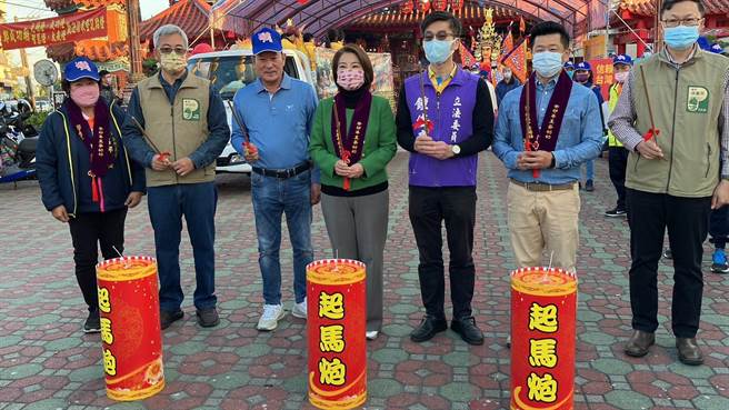 前副总统陈建仁确定接任新阁揆，内阁改组在即，屏东县长周春米（中）力挺中央决策，认陈有专业、新内阁可助地方中央连结。（谢佳潾摄）