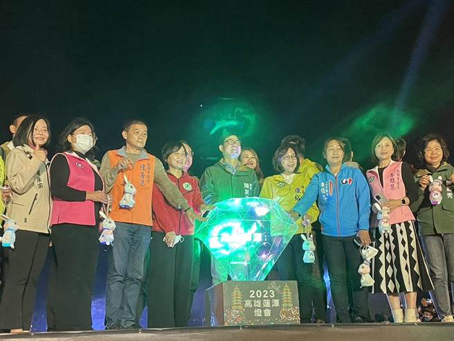 2023高雄莲潭灯会26日盛大开幕，高雄市长陈其迈昨日晚间前往莲池潭高雄物产馆后方工字码头执行开幕点灯仪式。（洪浩轩摄）