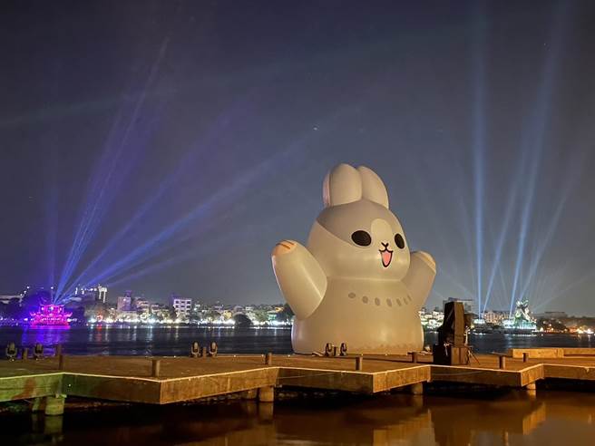 高雄灯会开幕首日，已有许多亲子、游客到灯会展区与「ㄇㄚˊ几兔」水陆双主灯及其他可爱动物造型充气装置拍照。（洪浩轩摄）